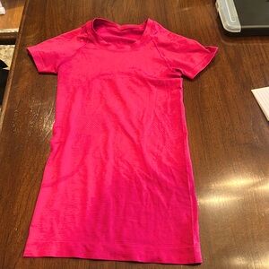 This is a pink swiftly from Lululemon. It is a hot pink color in size 0.